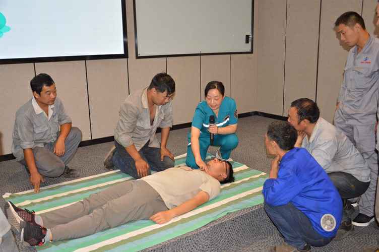 图片2:心肺复苏现场真人模拟操作指导-1_副本.jpg 图片2:心肺复苏现场真人模拟操作指导-1_副本.jpg